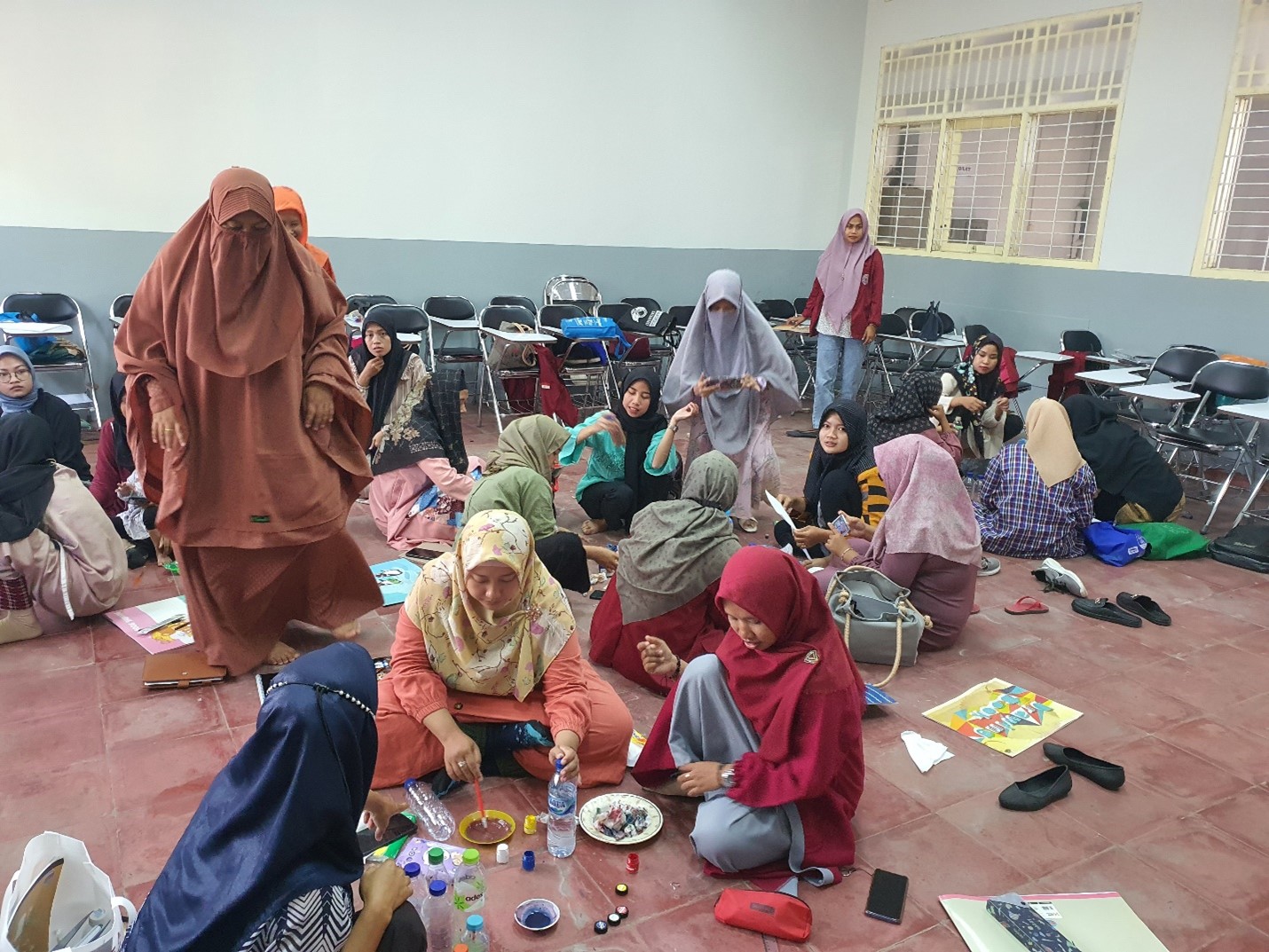 Kreativitas Menginspirasi: Mahasiswa PG PAUD UNIBA Belajar Seni Rupa dan Pencampuran Warna