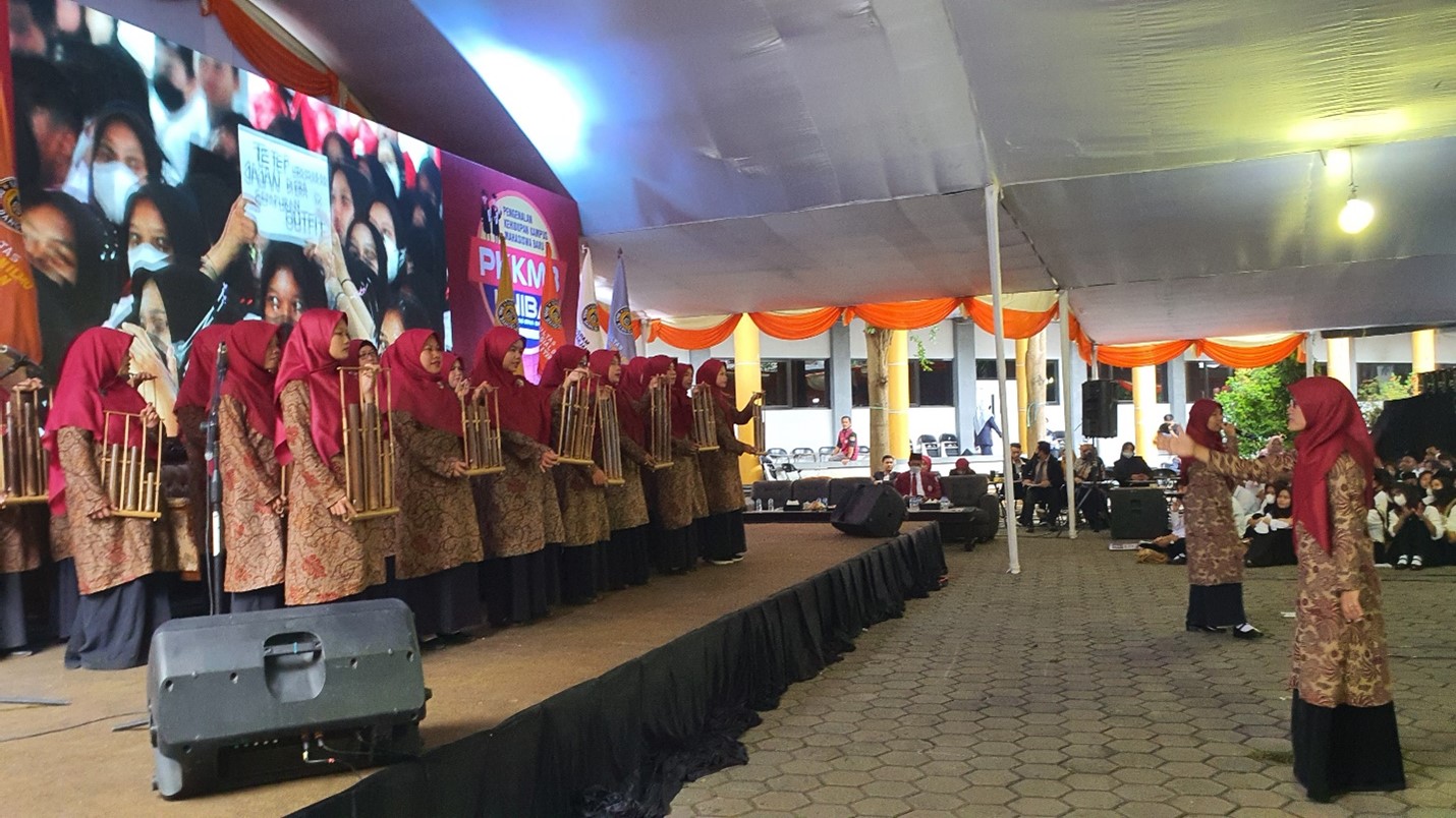 Pesona Angklung: Mahasiswa PG PAUD FKIP UNIBA Memukau di PKKMB 2023